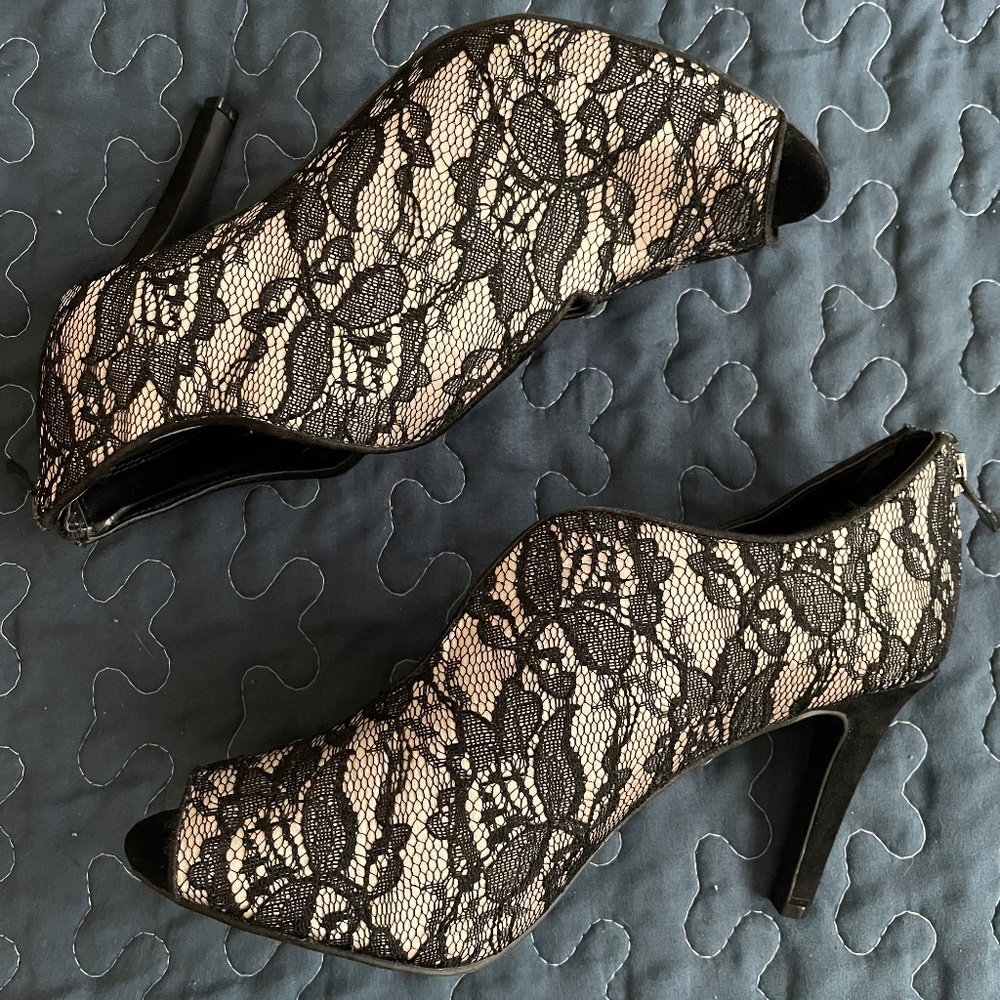 Cato Beautiful blk lace w/cream open toe